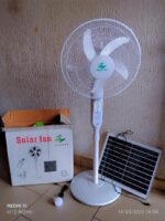 16INCHES QUALITY SOLAR RECHARGEABLE STANDING FAN WITH REMOTE CONTROL AND BULB 

Comes with:
1 bulb
Solar panel
Remote control
3 mouth plug